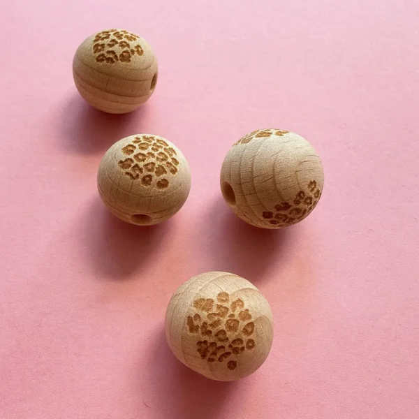 Koralik drewniany grawerowany Leo 15 mm — Kiki-Ena Materiały rzemieślnicze Naturalne drewno