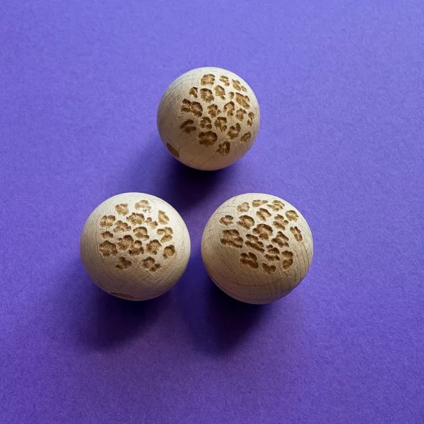 Drewniany Koralik Grawerowany Leo 20mm — Kiki-Ena Materiały do rękodzieła Naturalne drewno