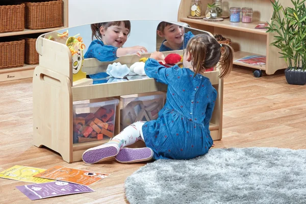 niska stacja do zabawy sensorycznej ze zwierciadłem i 3 przezroczystymi pudełkami — Millhouse edukacyjne zabawki szkolne