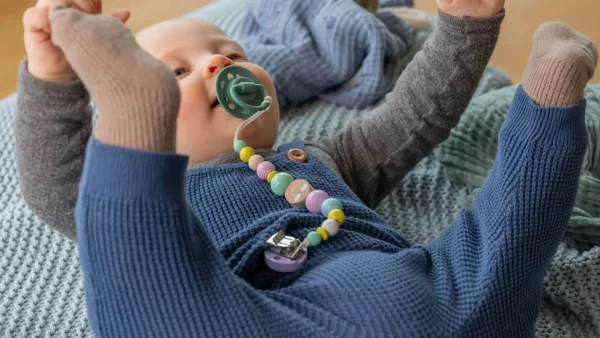 Zestaw do tworzenia łańcuszka do smoczka Tęcza różowy — Kiki-Ena Materiały do tworzenia Naturalne drewno